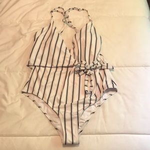 New Never Worn Cupshe Bathing Suit XL black/white